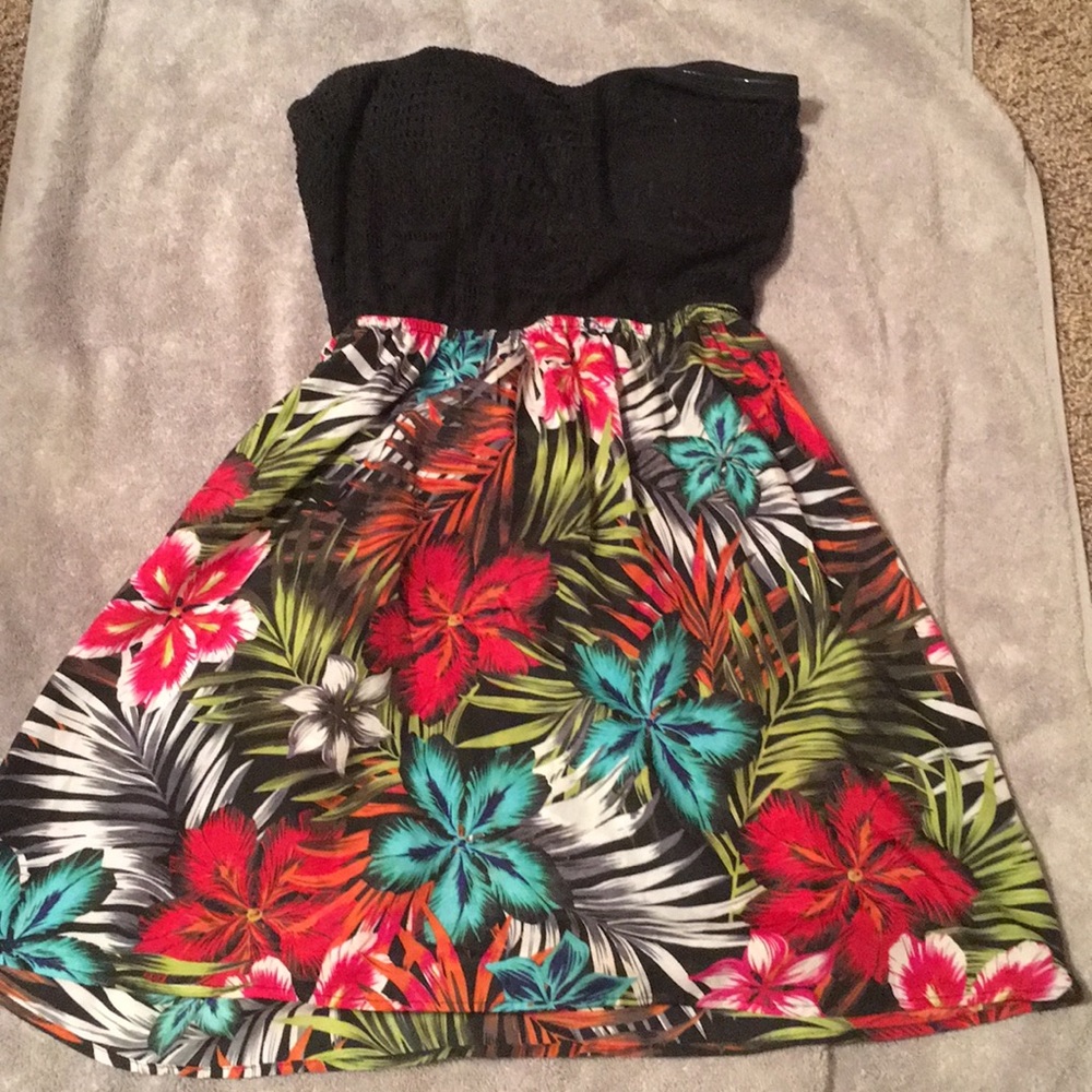Beautiful colorful sun dress. Strapless.